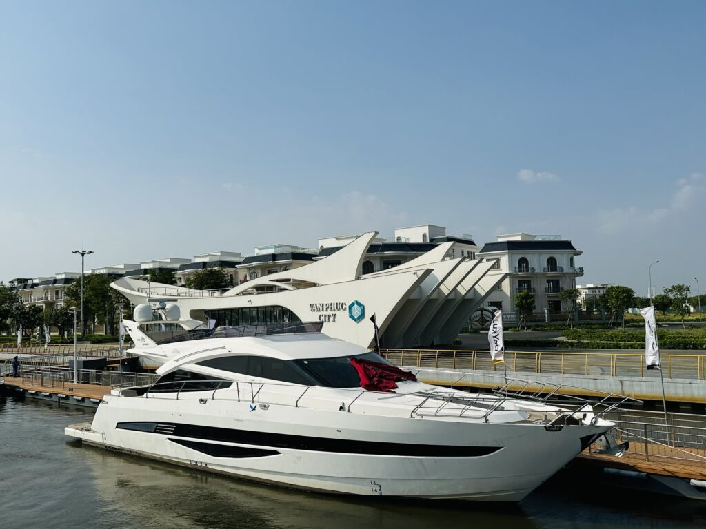 thue du thuyen Galeon 660