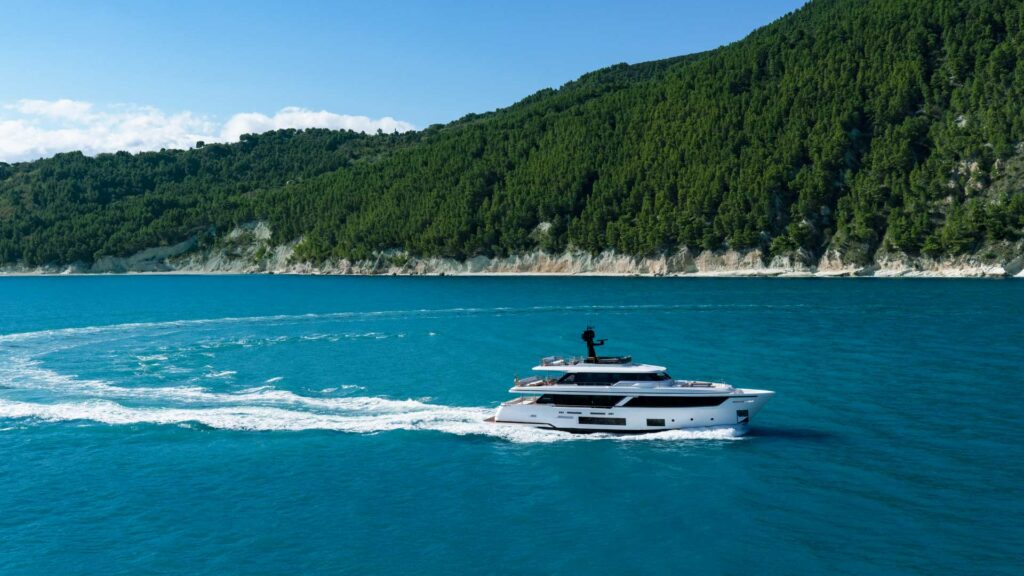 du thuyền Custom Line Navetta 30