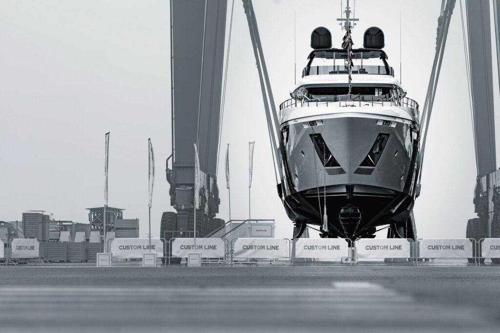du thuyền Custom Line Navetta 33